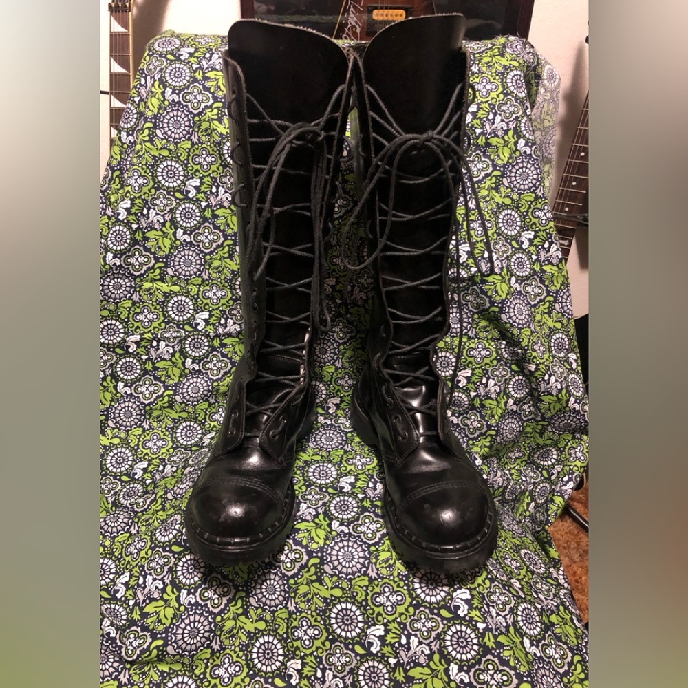 special! 20 Eye size 8 US runs small. GUC lovely!👢🥀 Made in England